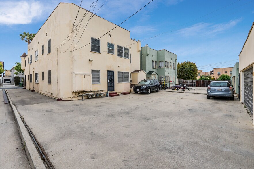 More Photos Of 445 N Spaulding Ave, Los Angeles Apartments For Sale