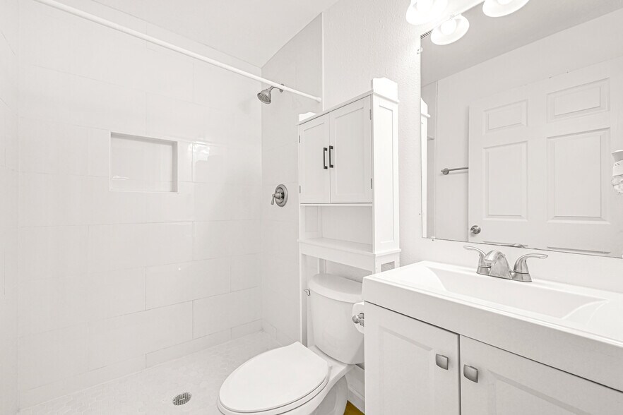 More Photos Of 7442 Evie Ln, Deer Park Showroom For Sale