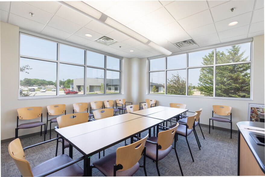 More Photos Of 945 Tower Dr, Waterloo Medical For Lease