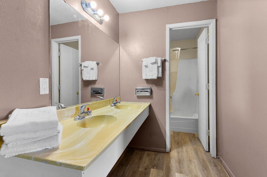 More Photos Of 2224 N White Sands Blvd, Alamogordo Hotel For Sale