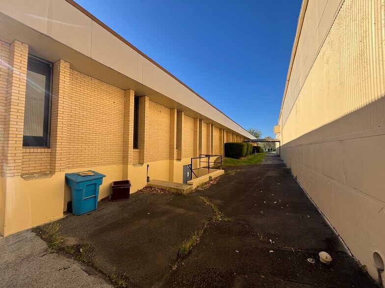 More Photos Of 20 N Front St, Bally Distribution For Sale
