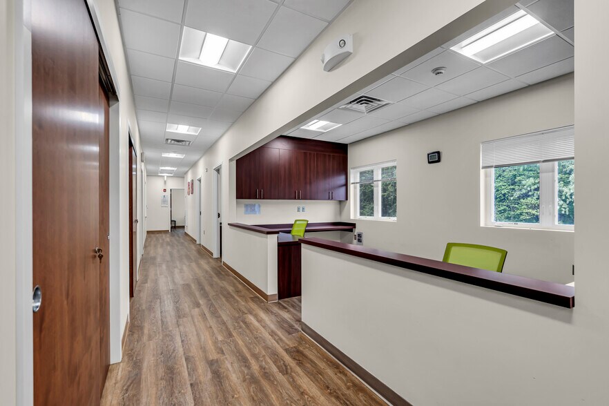 More Photos Of 500 Park Ave, Manalapan Township Medical For Lease