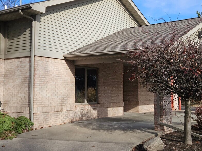 More Photos Of 3165 Cabaret Trl S, Saginaw Office For Sale