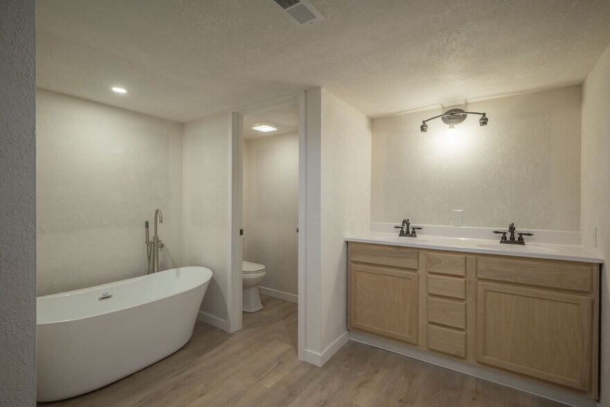 More Photos Of 841 Frances Ave, Neosho Flex For Sale