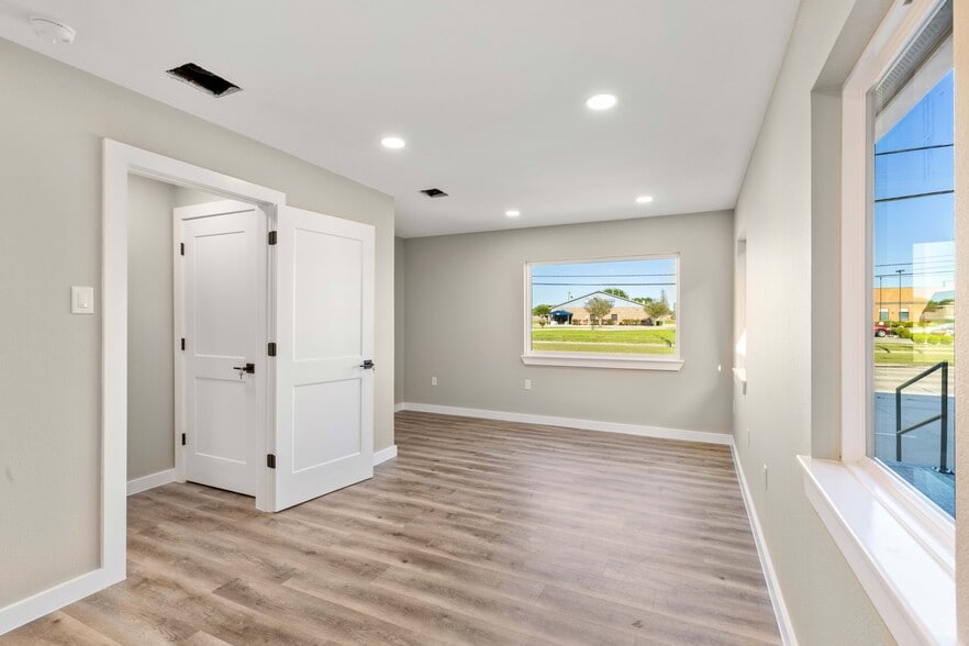 More Photos Of 4650 Center St, Deer Park Office For Lease