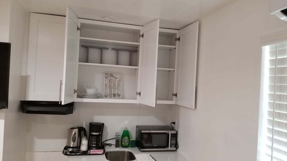 More Photos Of 1858 Dewey St, Hollywood Apartments For Sale