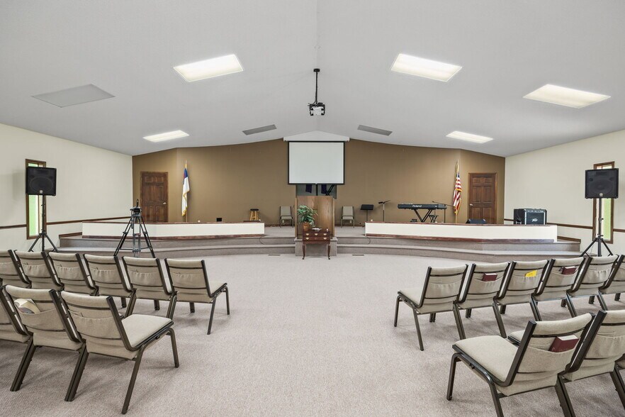 More Photos Of 832 Allardt Hwy, Jamestown Showroom For Sale