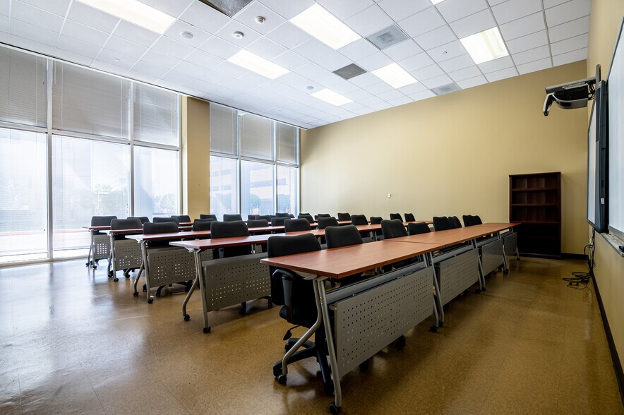 More Photos Of 25025 N I-45 Fwy, The Woodlands Office For Lease