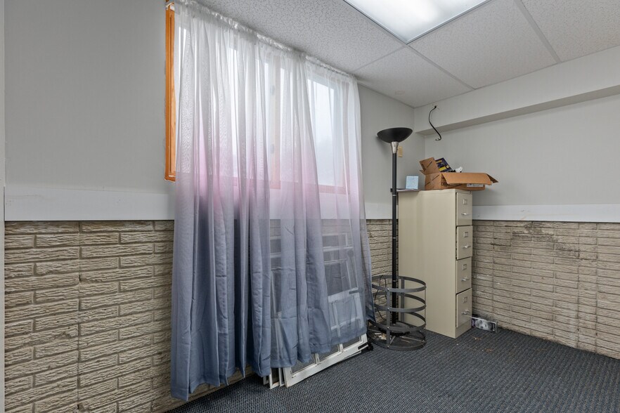 More Photos Of 902 W Union Ave, Litchfield Office For Sale