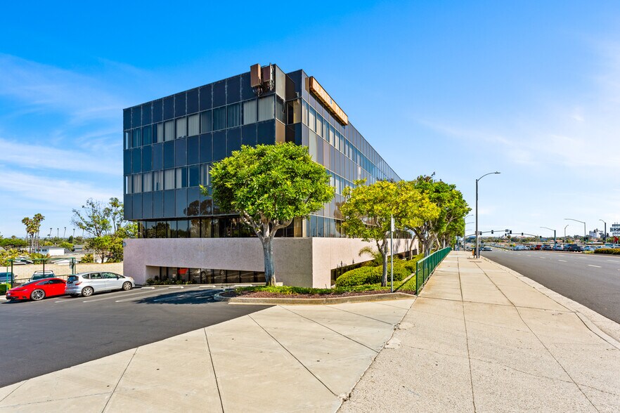 More Photos Of 20422 Beach Blvd, Huntington Beach Office For Lease