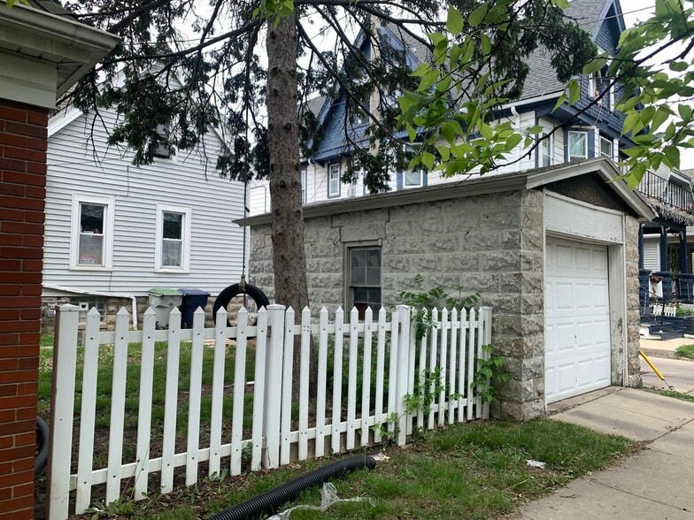 More Photos Of 2900 W Arthur Ave, Milwaukee Storefront Retail Residential For Sale