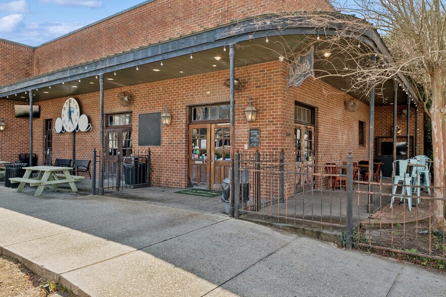 More Photos Of 7538 Maple St, New Orleans Bar For Sale