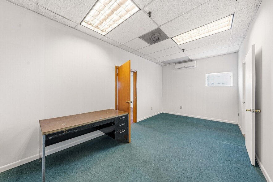 More Photos Of 370-376 Adams St, Newark Warehouse For Lease