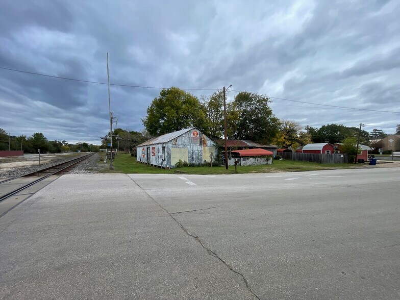More Photos Of 903 N Washington Ave, Livingston General Retail For Sale