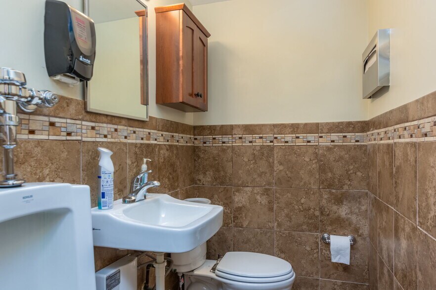 More Photos Of 7131-7133 Darby Ave, Reseda Office For Sale