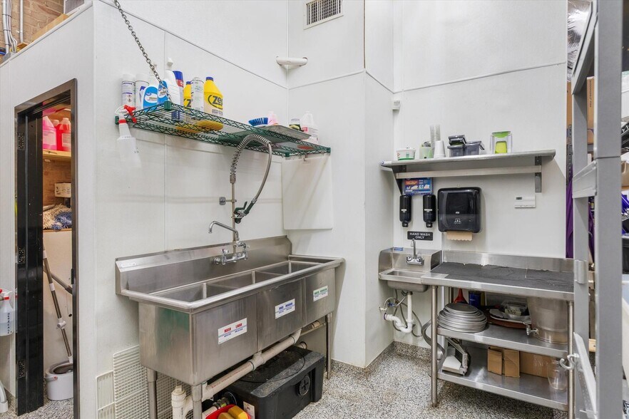 More Photos Of 111 NE Front St, Edgewood Storefront For Sale