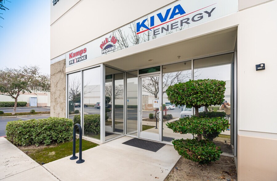More Photos Of 1260 DuPont Ct, Manteca Flex For Sale