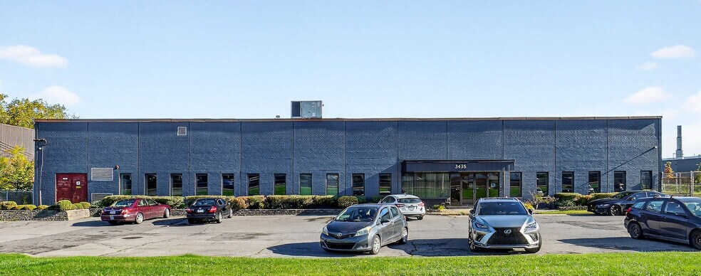 More Photos Of 3435 Boul Pitfield, Montréal Warehouse For Lease
