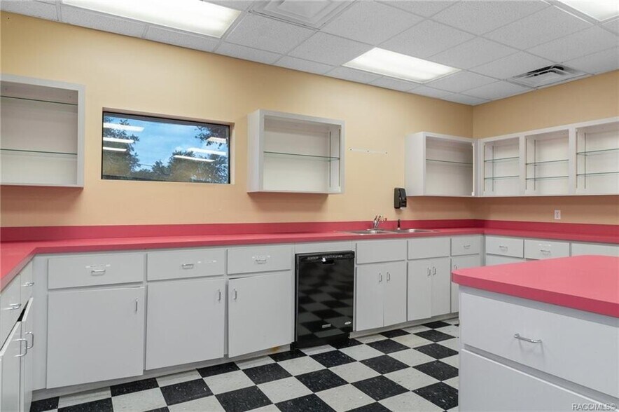 More Photos Of 102 E Highland Blvd, Inverness Drugstore For Sale