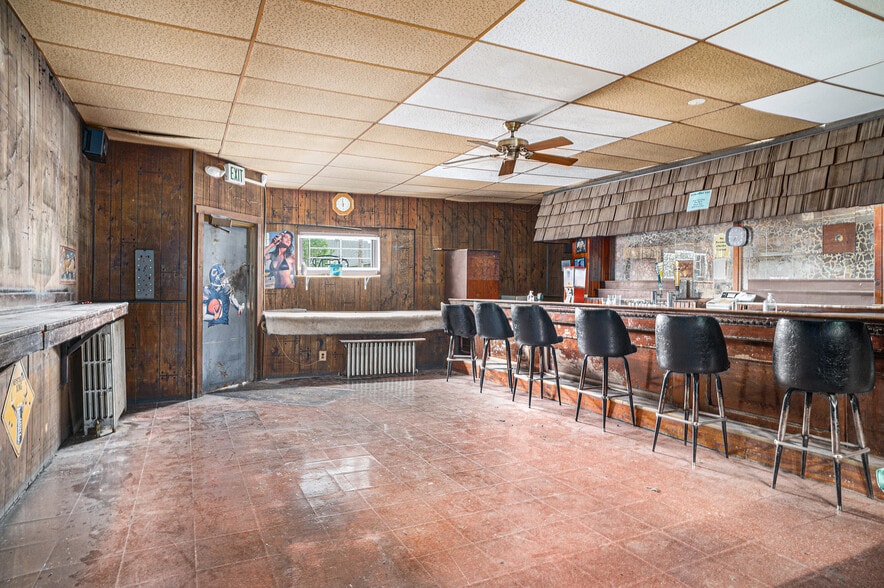 More Photos Of 604 W 151st St, East Chicago General Retail For Sale