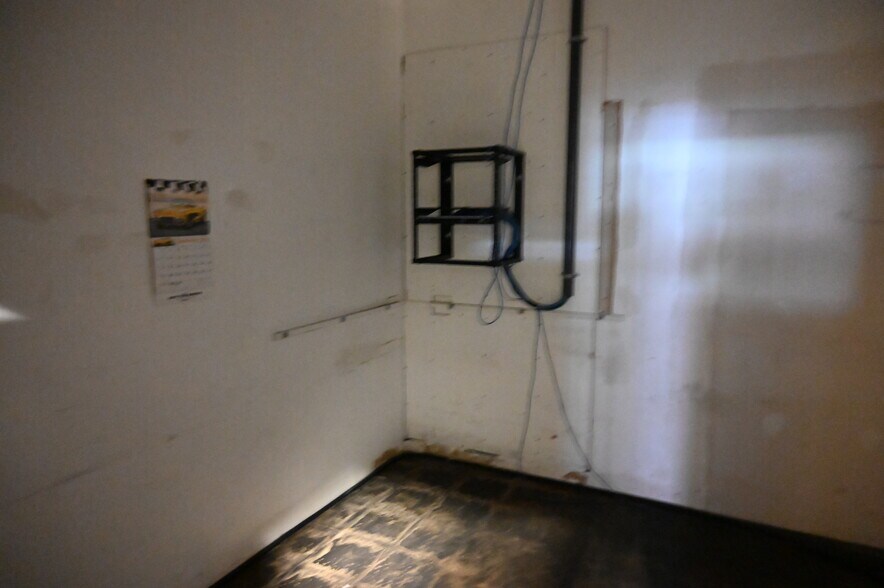 More Photos Of 2300 Claremont Ave, Ashland Freestanding For Lease