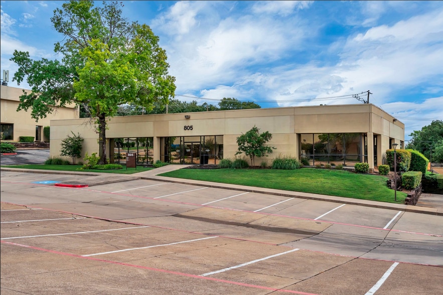 More Photos Of 803 Forest Ridge Dr, Bedford Unknown For Lease