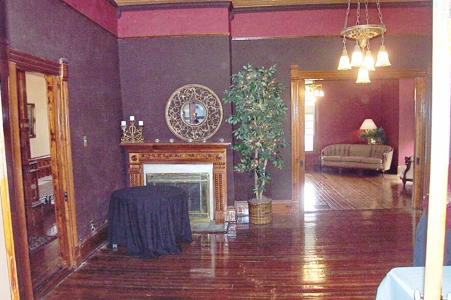 More Photos Of 27 Sycamore St, Jefferson Specialty For Lease