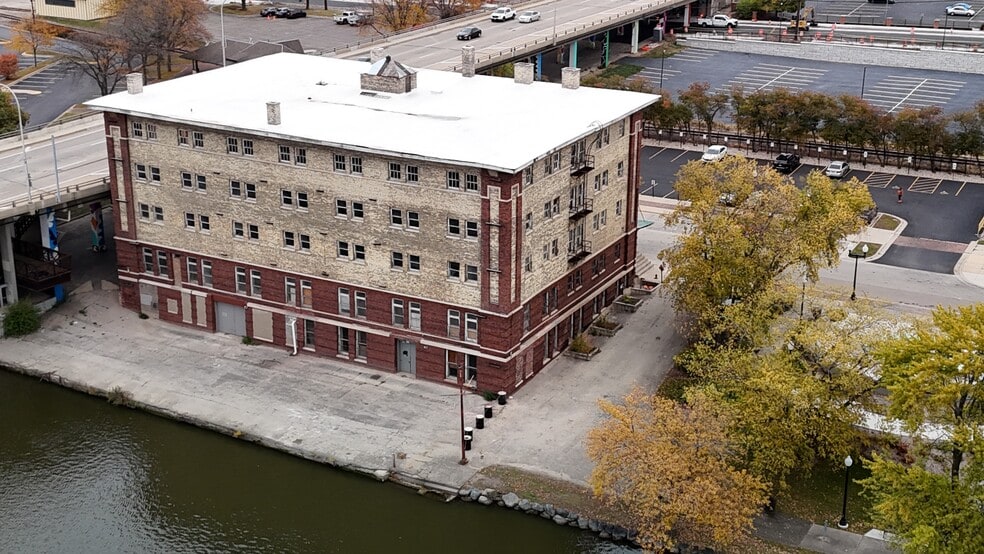 More Photos Of 220 N Water St, Rockford Flex For Sale
