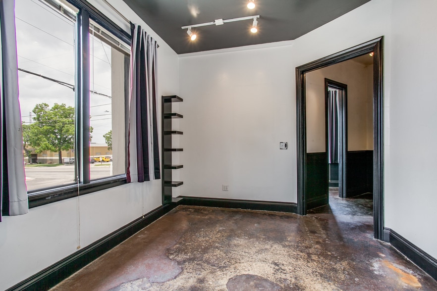 More Photos Of 250 W Olmos Dr, San Antonio Storefront Retail Office For Lease