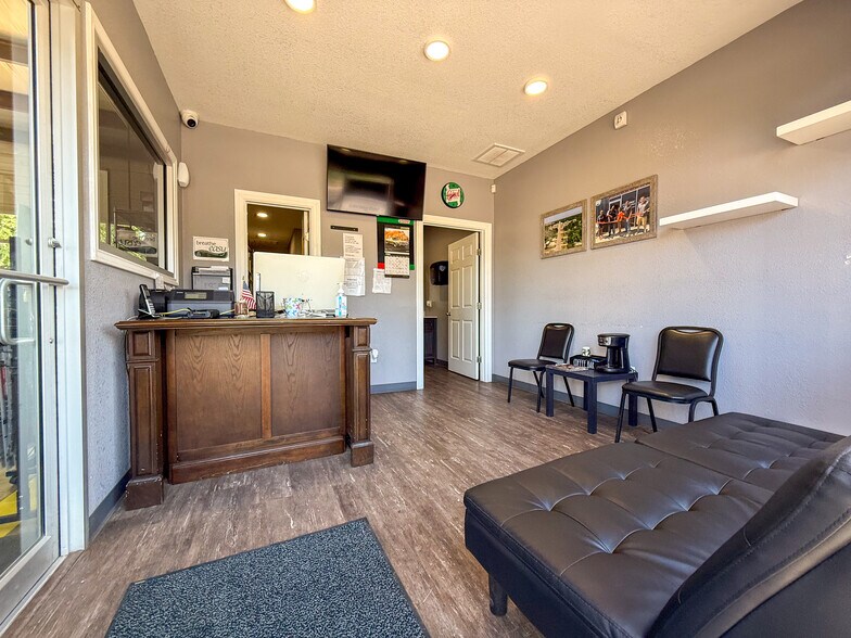 More Photos Of 304 E Wilson St, Valliant Office For Sale