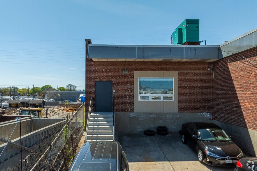 More Photos Of 15-17 Hoover St, Inwood Flex For Sale