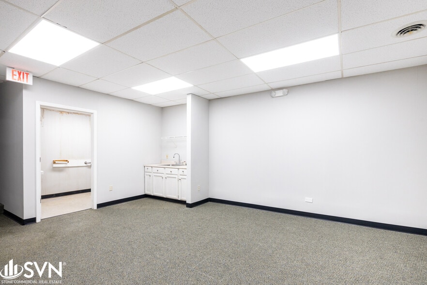 More Photos Of 320-364 Southland Dr, Lexington Storefront For Lease