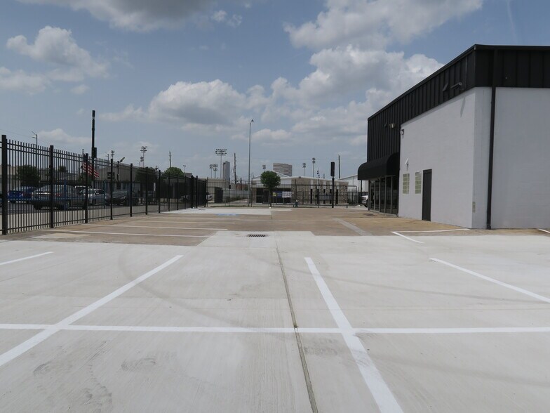 More Photos Of 5711 Star Ln, Houston Service For Lease