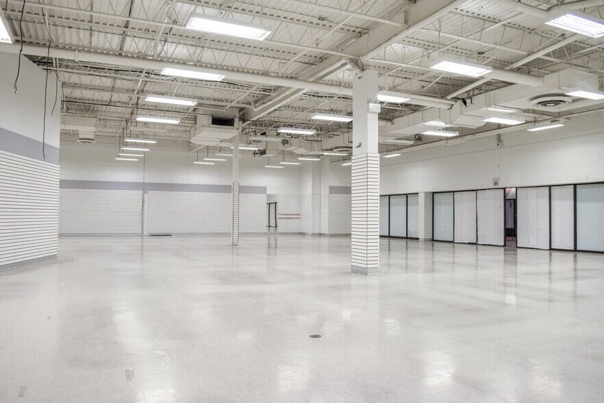 More Photos Of 7200-7250 Blvd Taschereau, Brossard Unknown For Lease