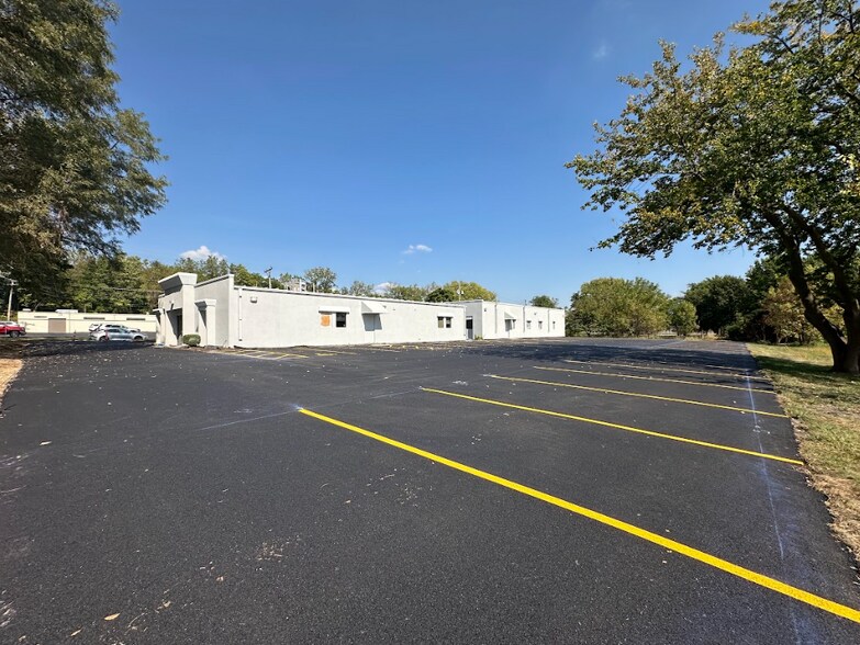 More Photos Of 805 W 35th St, Davenport Office For Lease