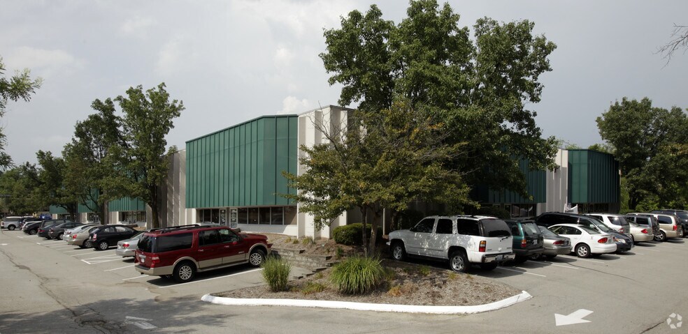 More Photos Of 310-336 Sovereign Ct, Ballwin Warehouse For Lease