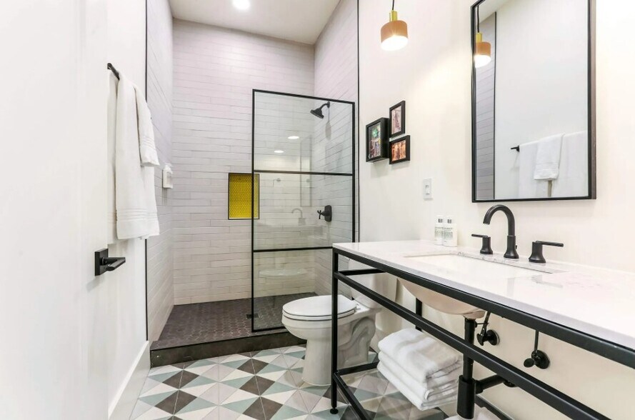 More Photos Of 1726-1730 Clio St, New Orleans Hotel For Sale