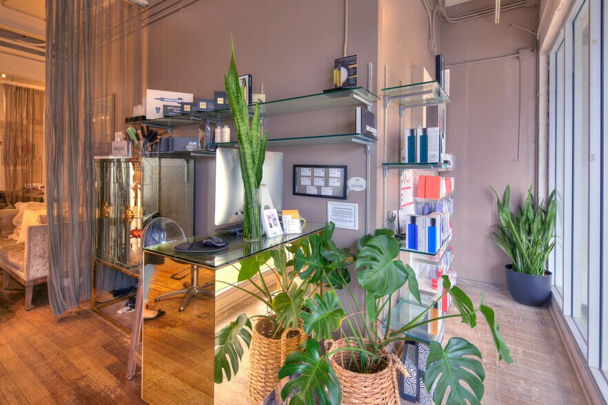 More Photos Of 401 Kamakee St, Honolulu Office For Lease