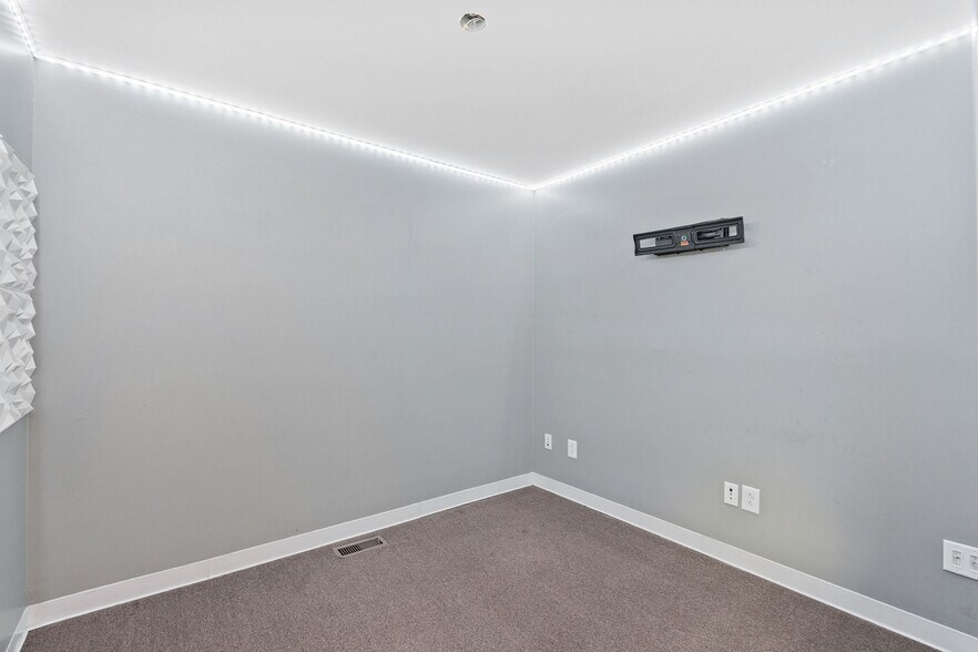 More Photos Of 4922 Port Royal Rd, Spring Hill Showroom For Lease