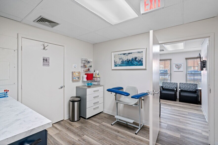 More Photos Of 9668-9683 Main St, Fairfax Medical For Lease