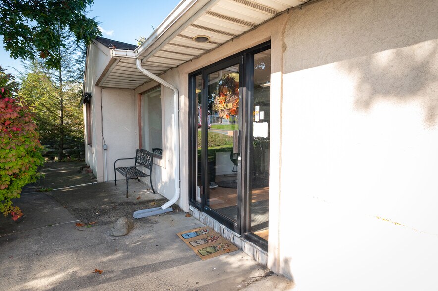 More Photos Of 56 N Plank Rd, Newburgh Freestanding For Sale