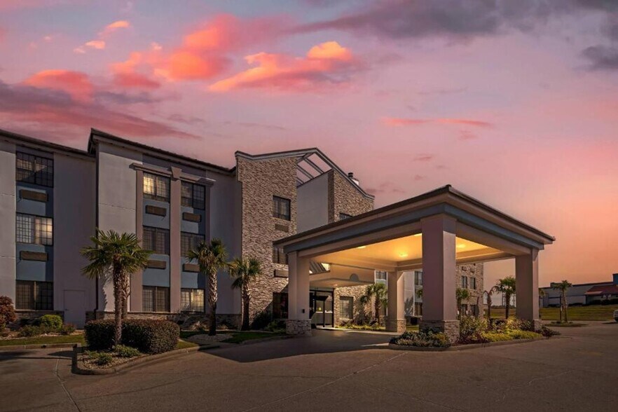 More Photos Of 122 Plaza Dr, Hattiesburg Hotel For Sale