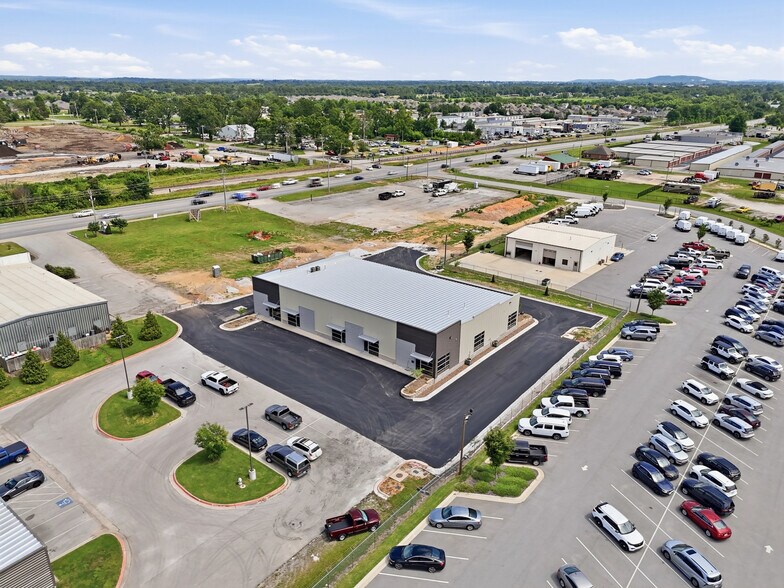 More Photos Of 2420 S 8th St, Rogers Flex For Lease