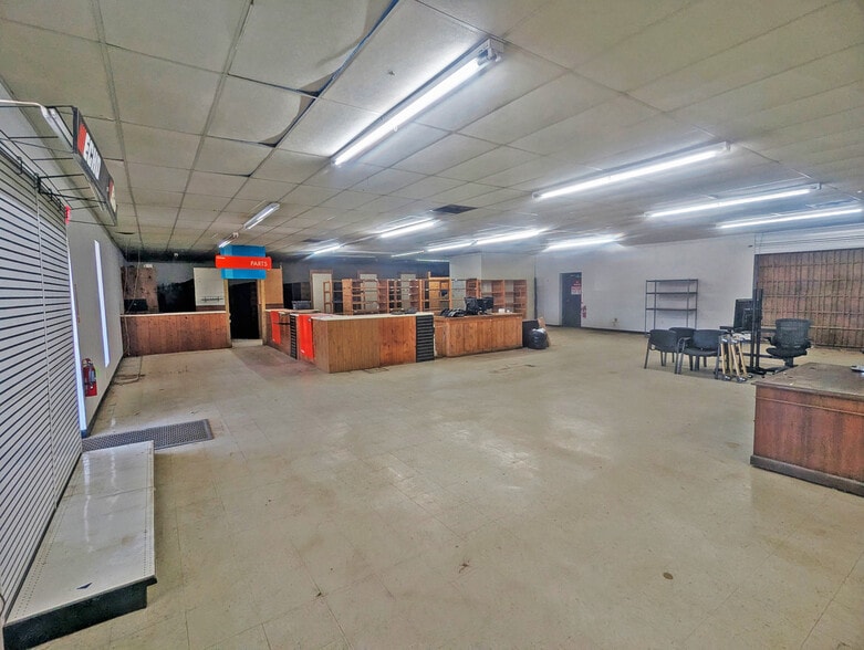 More Photos Of 5788 US-90 Hwy, Theodore Showroom For Lease
