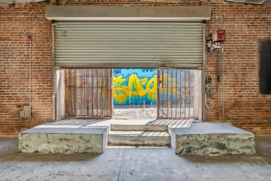 More Photos Of 236 W 18th St, Los Angeles Warehouse For Sale