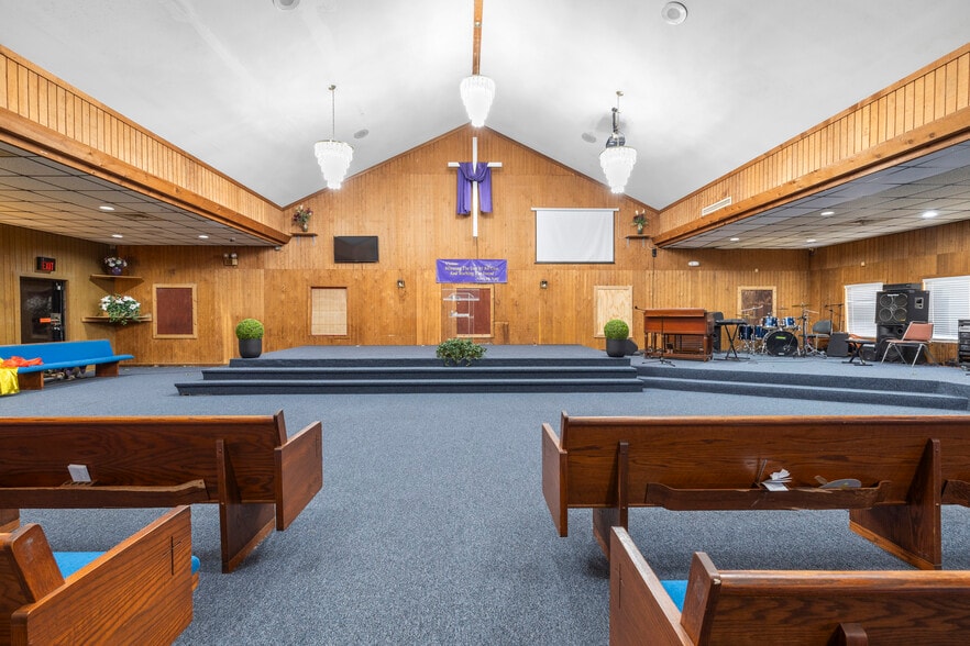 More Photos Of 10511 Main St, Thonotosassa Religious Facility For Sale