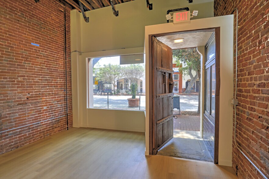 More Photos Of 434 State St, Santa Barbara Bar For Lease