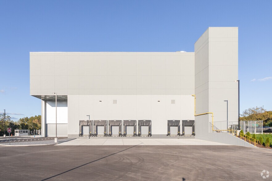 More Photos Of 28-10 Whitestone Expy, Flushing Warehouse For Lease