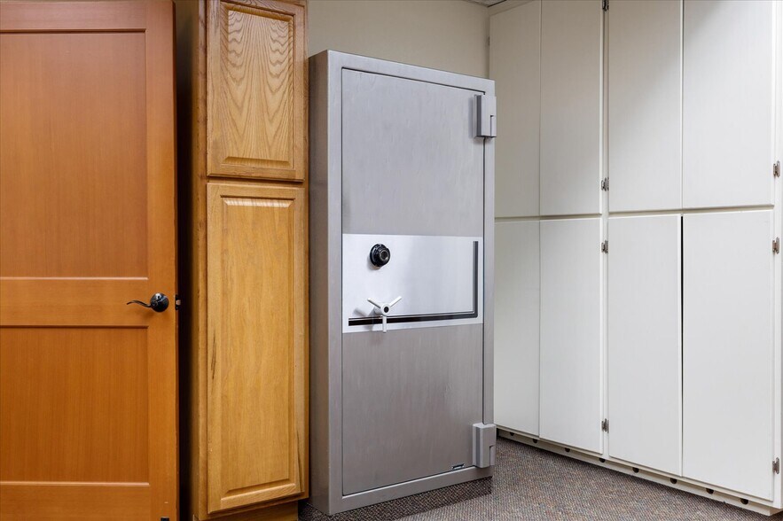 More Photos Of 1421 SW Barlow St, Oak Harbor General Retail For Sale