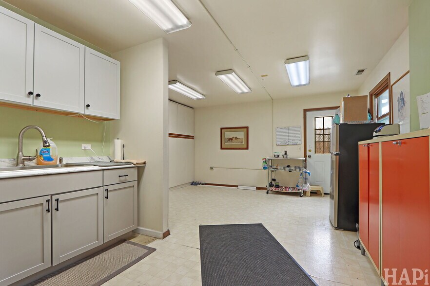 More Photos Of 4403 S Roberts Rd, Island Lake Veterinarian Kennel For Sale